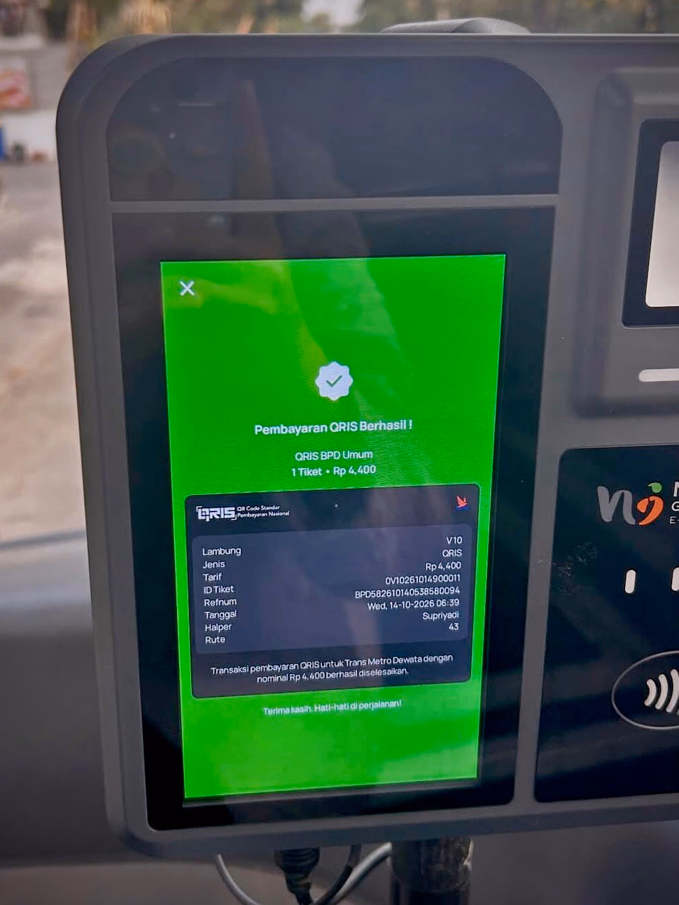 Green payment terminal screen reading Pembayaran QRIS Berhasil and showing one ticket for Rp 4,400